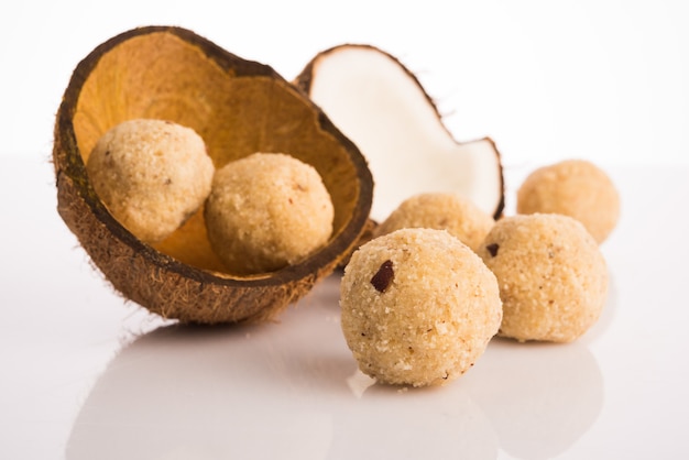 Comida doce indiana com coco laddu ou nariyal laddoo, foco seletivo