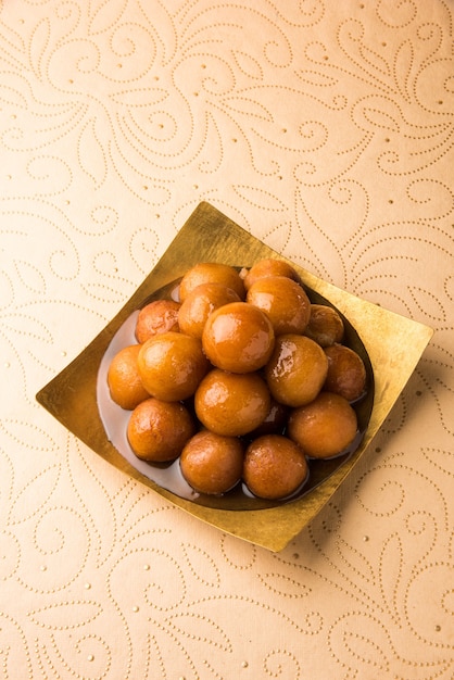 Comida doce indiana Gulab Jamun, um casamento popular ou sobremesa de festival. foco seletivo