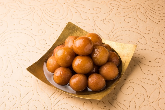 Comida doce indiana Gulab Jamun, um casamento popular ou sobremesa de festival. foco seletivo