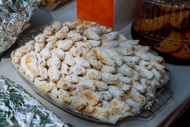 Comida doce no prato na mesa