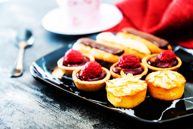 Foto comida doce no prato na mesa