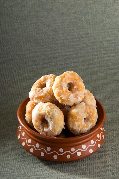 Foto comida doce tradicional indiana balushahi em um fundo de textura cinza