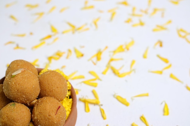 Comida doce tradicional indiana Besan ke Laddu. Feito com farinha de grama, açúcar e ghee. festa indiana