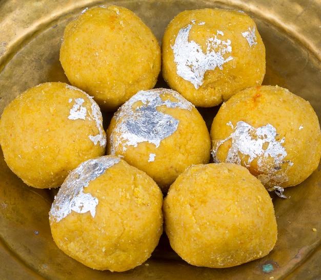 Foto comida doce tradicional indiana besan laddu