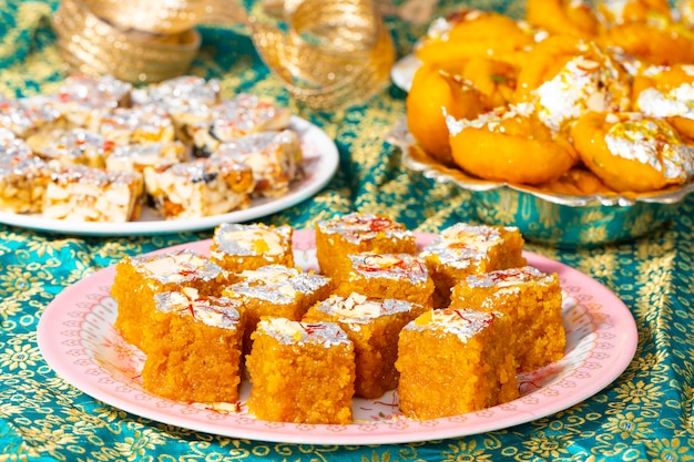 Comida dulce especial india Mung Dal Chakki con frutas secas sin azúcar o Chandrakala