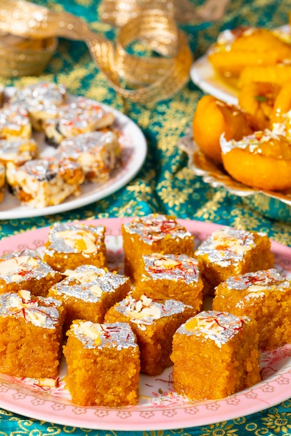 Foto comida dulce especial india mung dal chakki con frutas secas sin azúcar o chandrakala