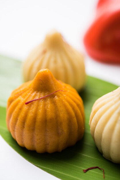 Comida dulce Modak ofrecida mientras Ganapati pooja o Ganesh puja