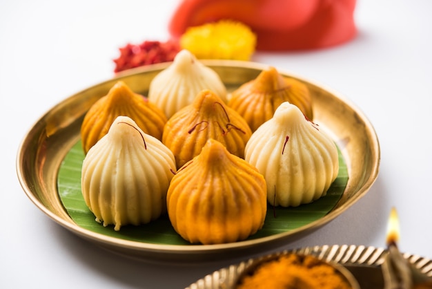 Comida dulce Modak ofrecida mientras Ganapati pooja o Ganesh puja