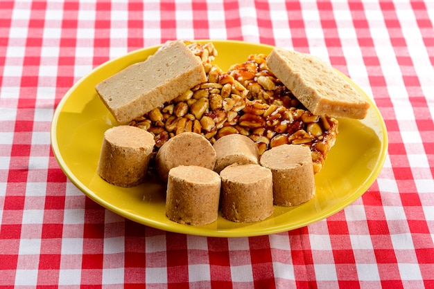 Comida y dulces típicos de la fiesta junina brasileña.