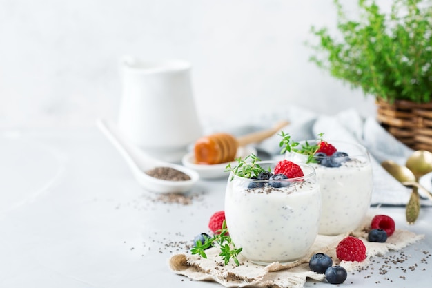 Comida e bebida alimentação saudável e conceito de dieta Pudim de chia branco caseiro com frutas frescas e tomilho verde no café da manhã em uma mesa de cozinha aconchegante Copiar o fundo do espaço