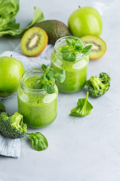 Comida e bebida, dieta e nutrição saudáveis, estilo de vida, conceito vegano, alcalino, vegetariano. Smoothie verde com ingredientes orgânicos, vegetais em uma mesa de cozinha moderna. Copie o fundo do espaço