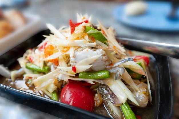 Comida e bebida Salada de papaia com caranguejo azul