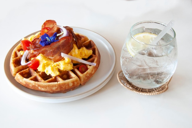 Foto comida e bebida waffle com bacon