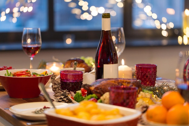 Foto comida e bebidas na mesa de natal em casa