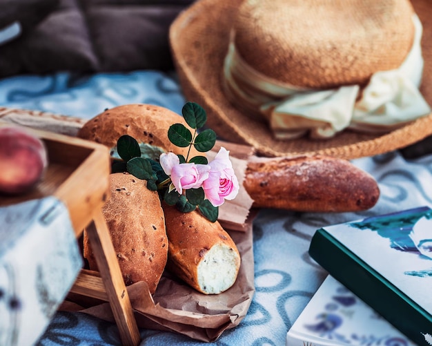 Comida e flores em um piquenique