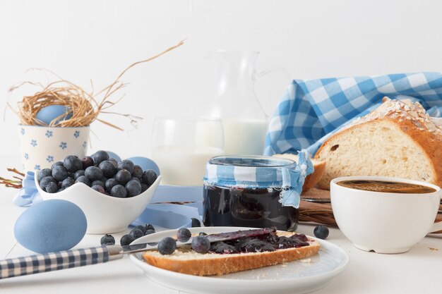 Comida e símbolos tradicionais da Páscoa checa doces Mazanec ovos e pomlazka