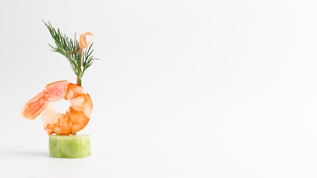 Foto comida elegante con camarones y espacio de copia