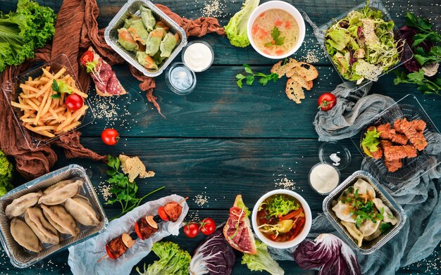 Comida em lancheiras Entrega de comida Cozinha ucraniana Em um fundo de madeira Vista superior Copiar espaço