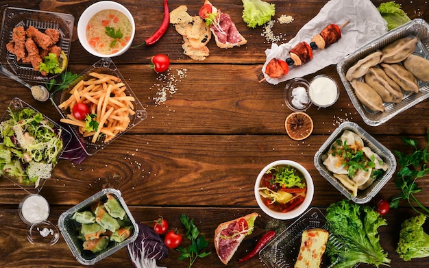 Comida em lancheiras Entrega de comida Cozinha ucraniana Em um fundo de madeira Vista superior Copiar espaço