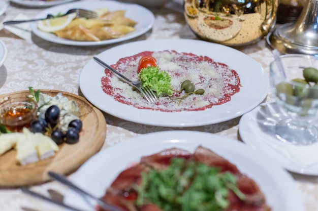 Comida em uma festa de casamento em um restaurante com decoração