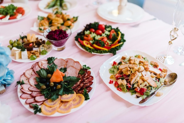 Comida em uma mesa festiva em um restaurante