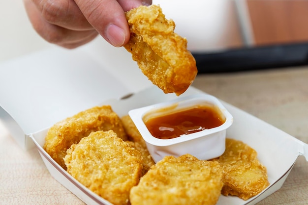 Foto comida em vkusno e tochka nuggets de frango e molho em um novo pacote em uma bandeja na mesa rebranding da popular cadeia de fast food mcdonald's