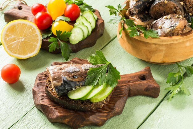 Comida enlatada de cavala de preparação caseira