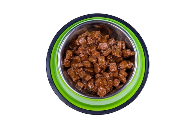 Comida enlatada para gatos o perros en un recipiente verde de metal aislado en fondo blanco