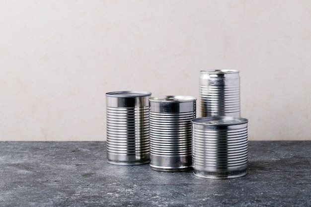 Comida enlatada en latas de metal