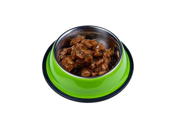 Comida enlatada para cães ou gatos em tigela de metal verde isolada em fundo branco
