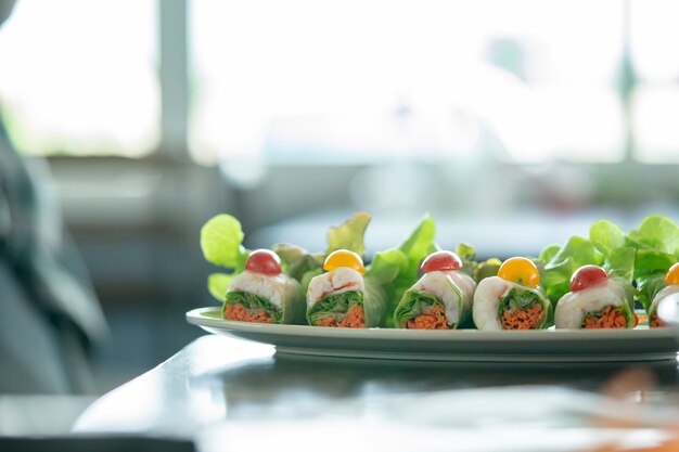 La comida de ensaladas de los amantes de la salud se está volviendo popular en Tailandia. Sabor delicioso.