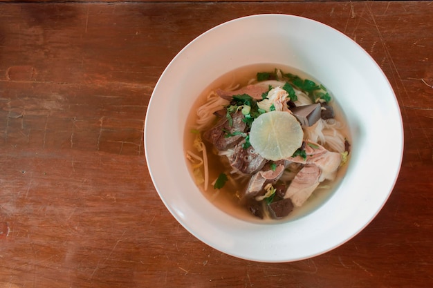 La comida es Khanom Jeen Hon, una famosa comida de Chiang Khan, provincia de Loei