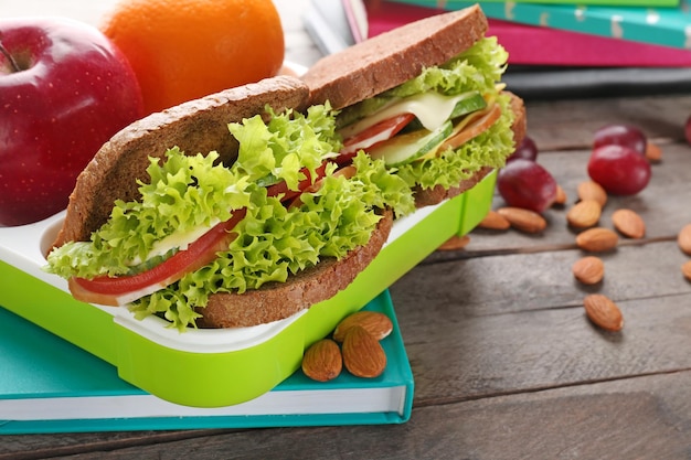 Foto comida para escolares en la mesa concepto de almuerzo escolar