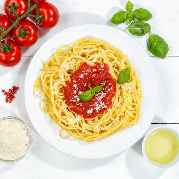 Comida de espagueti de Italia almuerzo de pasta con salsa de tomate desde arriba cuadrado