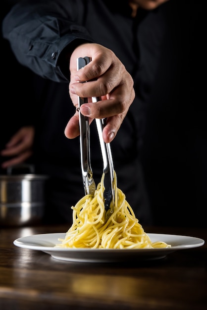 Comida de espagueti de pasta italiana cocinada y chapada por chef