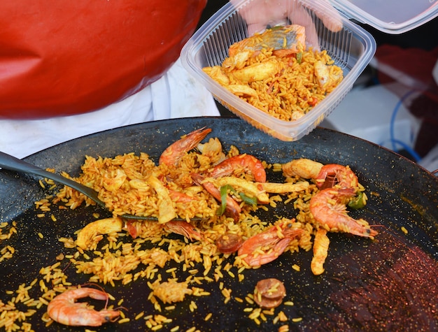 Comida española nacional una paella en el mercado