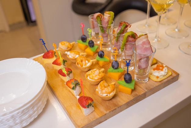 Comida estilo buffet em bandejas - uma série de imagens de RESTAURANTES.