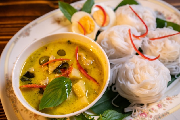 Comida de estilo tailandés curry verde con pollo deliciosa cena asiática vegetal