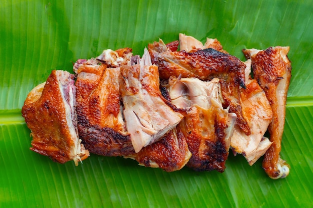 Comida de estilo tailandés de pollo a la parrilla en hoja de plátano