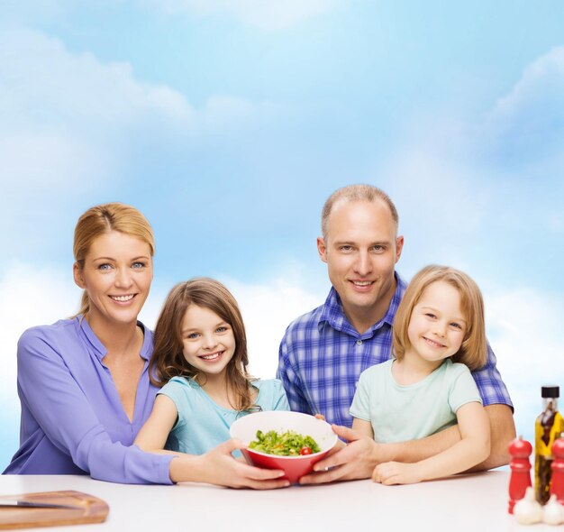 comida, família, crianças, felicidade e conceito de pessoas - família feliz com dois filhos com salada em casa