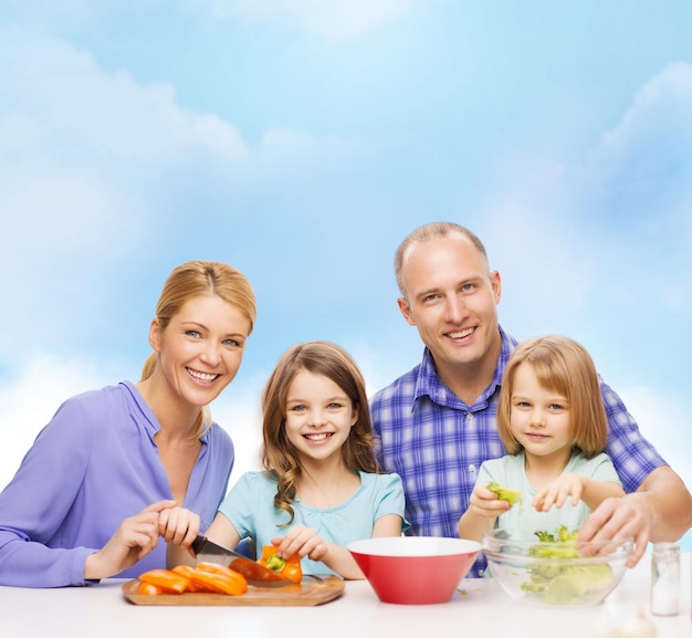 comida, família, crianças, felicidade e conceito de pessoas - família feliz com dois filhos fazendo jantar em casa