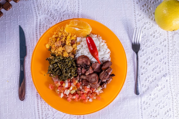 Comida de feijoada brasileña