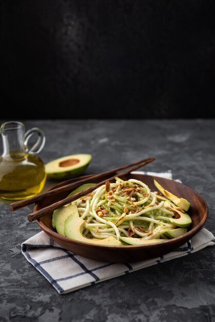 Comida de fideos con salsa de aguacate espacial