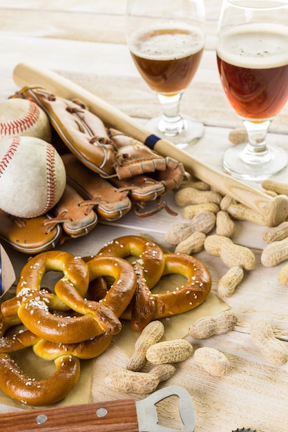 Comida de fiesta de béisbol con pelotas y guante en una mesa de madera.