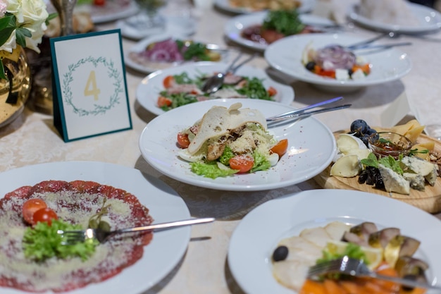 Comida en una fiesta de bodas en un restaurante con decoración.