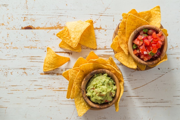 Comida de fiesta: nachos con y guacamole