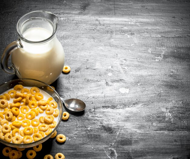 Comida fitness. Cereal con leche en un plato de cristal.