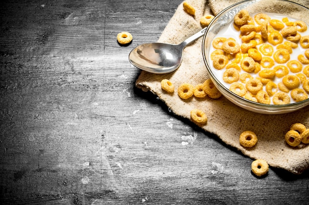 Comida fitness. Cereal con leche en un plato de cristal.