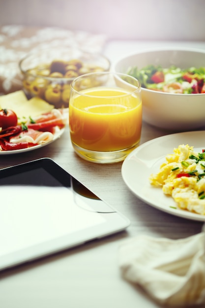 Foto comida fresca de pequeno-almoço. ovos mexidos e suco.