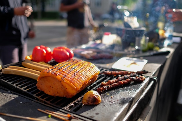 Comida fresca a la parrilla en la barbacoa contra la carretera